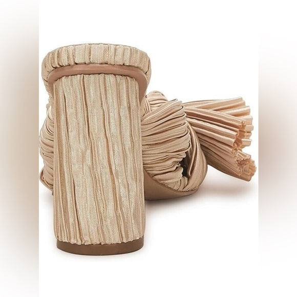 Gold Bow Heels - Picture 3 of 6